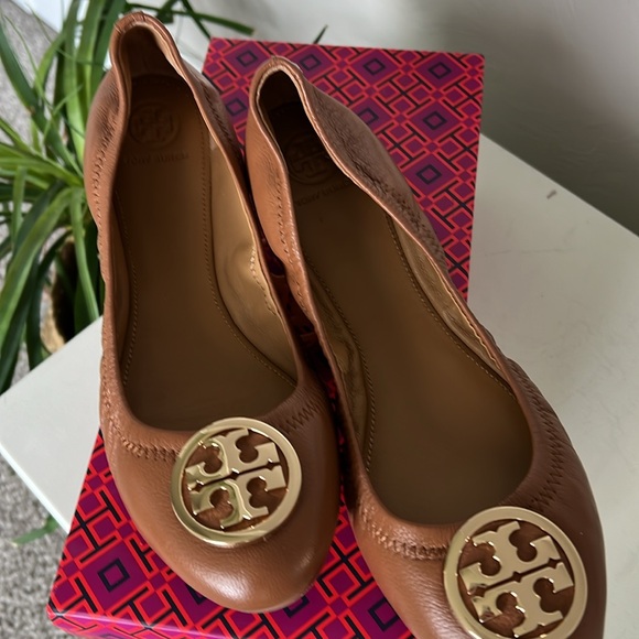 New in box Tory Burch travel ballet slippers. Nappa/Tan w/ gold logo. Size 9. - Picture 3 of 8